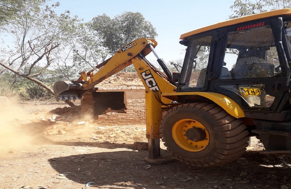 रीवाः स्कूल परिसर से प्रशासन ने गिराया अतिक्रमण, खाली कराई जमीन